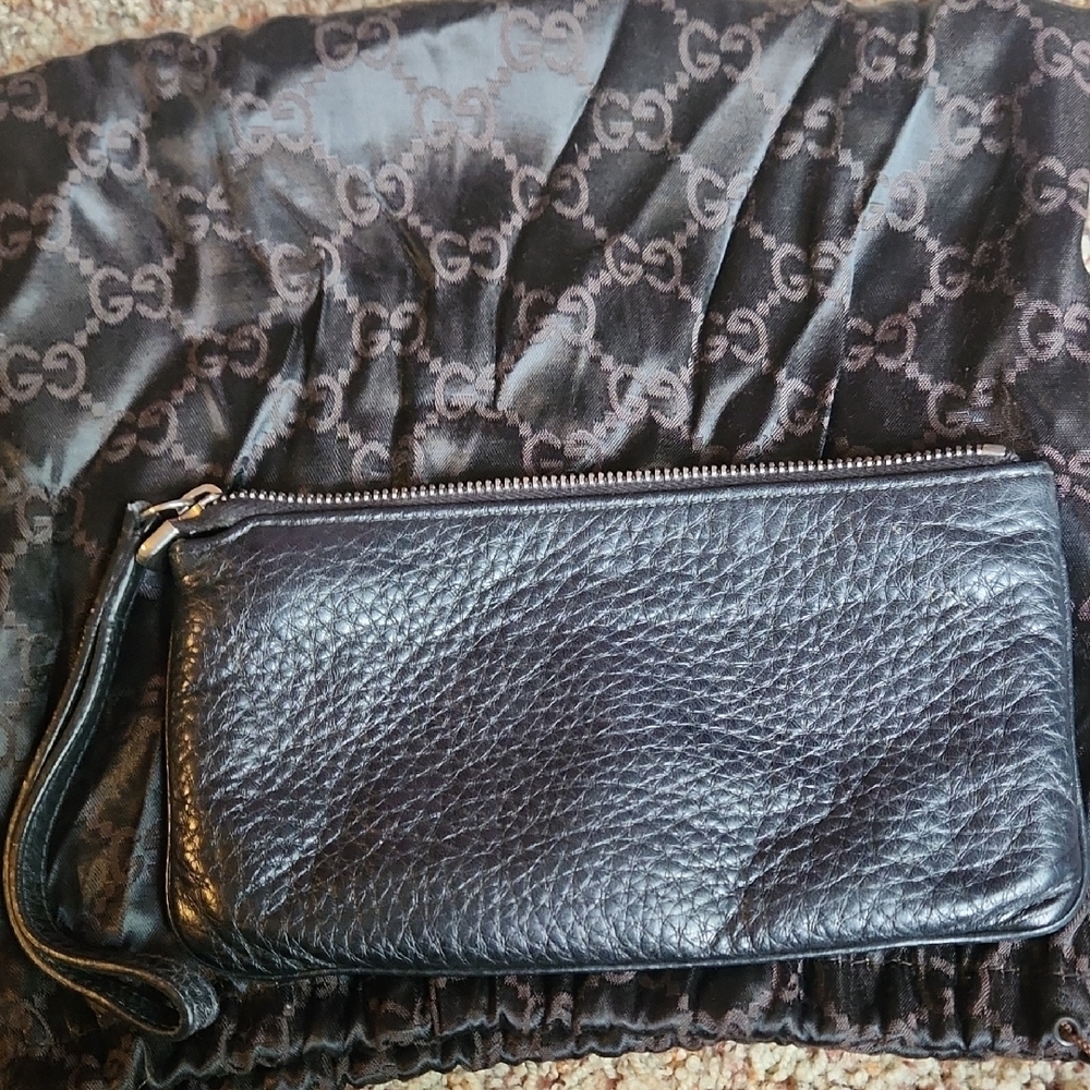 Gucci Black Pebbled Leather Wristlet Clutch with Stud Logo - Picture 4 of 5